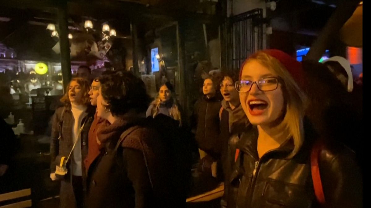 Kadınlar Beyoğlu'nda kadına karşı şiddeti protesto etti