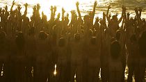 Meztelen emberek pózolnak Bondi Beachen