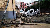 Mau tempo provoca deslizamento de terras em Ischia, Itália