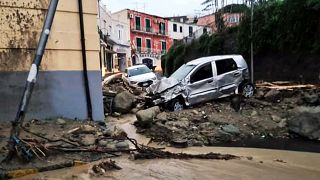Разрушения в городе Казамиччиола-Терме на севере острова Искья, 26 ноября 2022 года.