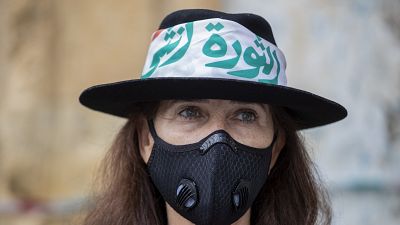 سيدة لبنانية تشارك في مسيرة احتجاجية ضد العنف الأسري