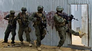 جنود ملثمون من الجيش الوطني الصومالي يفتشون في المنازل بحثاً عن مقاتلين من حركة الشباب ، خلال عملية في إيلشا بياها. 2012/06/02
