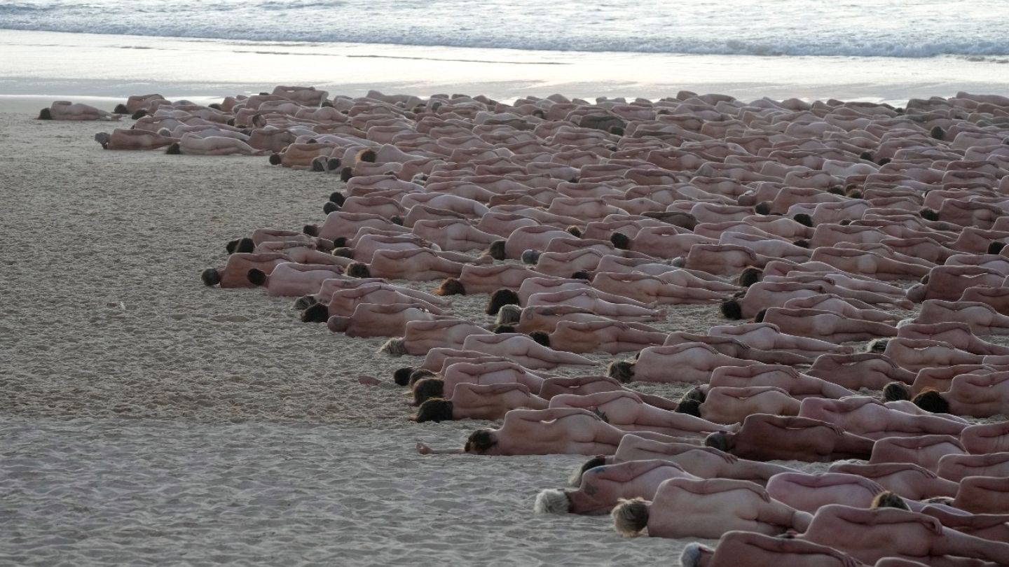 Future Beach Movie Naked - Australia: Thousands pose nude for Spencer Tunick's cancer photo shoot on  Sydney's Bondi Beach | Euronews