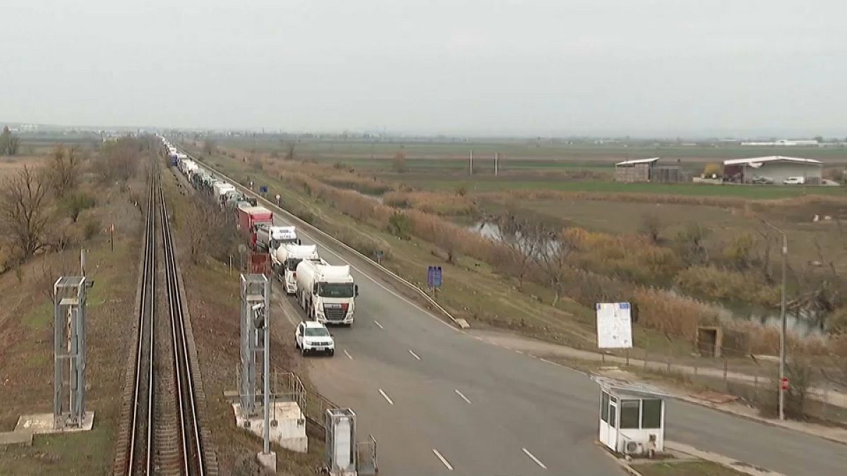 File de poids lourds à la frontière entre la Roumanie et l'UKraine