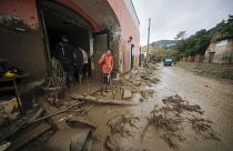 As chuvas fortes espalharam um rasto de destruição na ilha ao largo de Nápoles