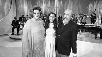 Irene Cara (középen) Rosemary Clooney énekesnővel és Mitch Miller karmesterrel egy 1981-es TV-felvételen