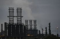 Вид на нефтезавод "Хосе Антонио Ансоатеги". Вашингтон разрешил компании Chevron возобновить "ограниченное" производство нефтепродуктов в Венесуэле после многолетних санкций.