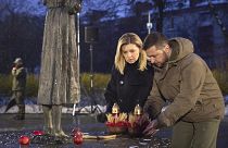 El presidente ucraniano Volodímir Zelenski y su esposa Olena rinden homenaje en un monumento a las víctimas del Holodomor, 26/11/2022