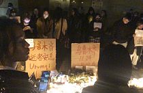 Vigilia en Shangái en memoria de los fallecidos en el incendio de Urumqi