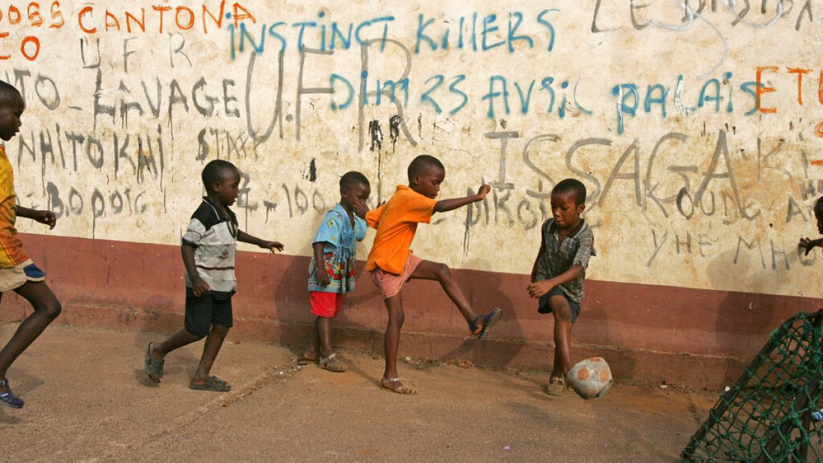 Παιδιά παίζουν ποδόσφαιρο σε φτωχογειτονιά στην προωτεύουσα Κονακρί της Γουινέας