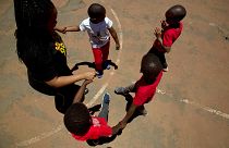عدد من الأطفال يرقصون في جوهانسبرغ بجنوب إفريقيا خلال مشاركتهم في اليوم العالمي للإيدز