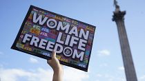 ناشطة ترفع لافتة مؤيدة لحقوق المرأة خلال مظاهرة في لندن. 2022/10/01