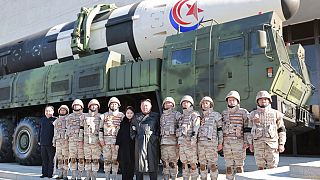 Ο ηγέτης της Βόρειας Κορέας Κιμ Γιονγκ Ουν ποζάρει μαζί με την κόρη του και στρατιώτες μπροστά από βαλλιστικό πύραυλο 