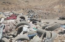 Montañas de ropa usada, neumáticos y coches cubren el desierto de Atacama.