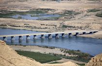 جسر على نهر دجلة بالقرب من موقع سد مكحول، في محافظة صلاح الدين شمال العراق. 2022/11/01