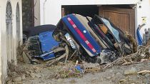سيارات تغطيها الوحول في جزيرة إسكيا الإيطالية