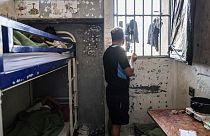 Des détenus dans une cellule de la prison du centre Pénitentiaire de Bordeaux-Gradignan, France, le 3 octobre 2022