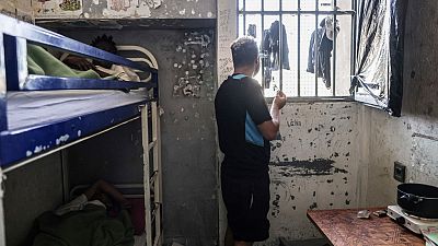 Des détenus dans une cellule de la prison du centre Pénitentiaire de Bordeaux-Gradignan, France, le 3 octobre 2022