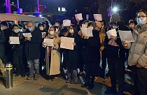 Манифестанты с чистыми листами в руках на улицах Пекина, 28 ноября 2022 г.