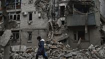 Edifici distrutti dopo il recente attacco aereo russo a Chasiv Yar, in Ucraina, domenica 27 novembre 2022.