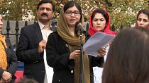 Malala Yousafzai lee su discuros en la miafiestación de Londres, Reino Unido 28/11/2022