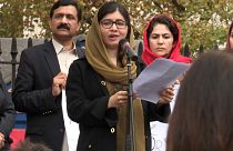 Malala Yousafzai lee su discuros en la miafiestación de Londres, Reino Unido 28/11/2022