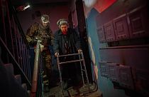 Evacuación de una anciana en Jersón, Ucrania, 27/11/2022