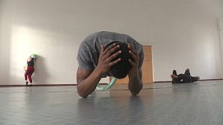 Reclusos durante o workshop de dança contemporânea