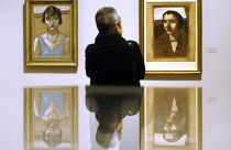 زائر ينظر إلى لوحات ماكس بيكمان في Kunsthalle Schirn يوم الخميس 2 أبريل2017.