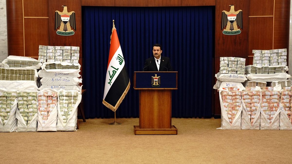Irak Başbakanı Muhammed Şiya es-Sudan iade edilen paralarla basın toplantısı düzenledi