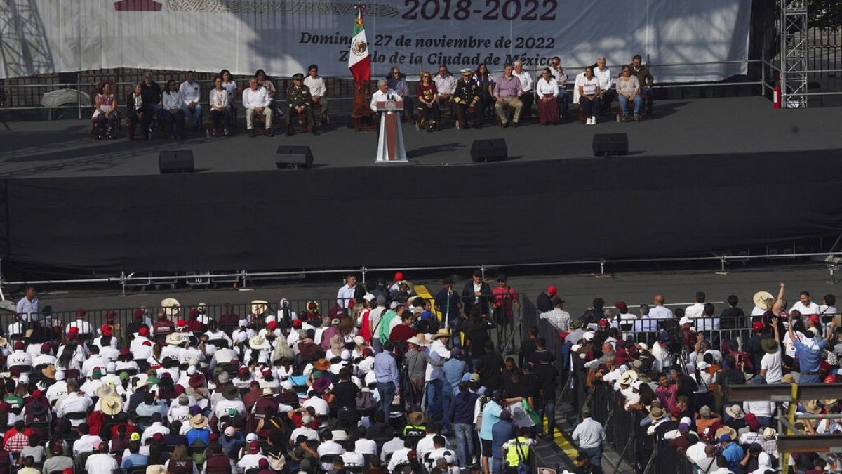 a mexikói elnök beszédet tart