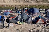 Fuerzas antidisturbios destruyen el campamento improvisado ubicado cerca del paso fronterizo entre México y Estados Unidos en el estado de Chihuahua.