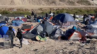 Violento desalojo de migrantes en la frontera entre México y Estados Unidos  | Euronews