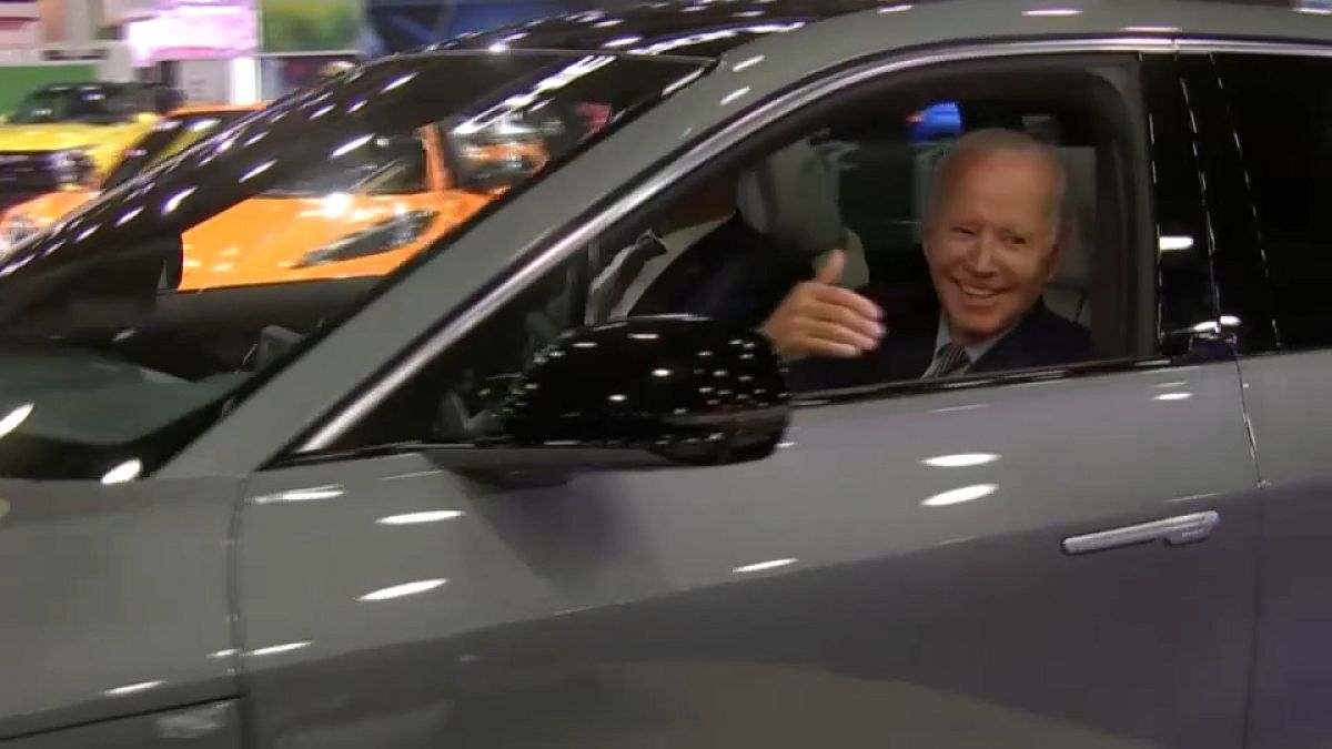 Presidente dos EUA, Joe Biden, experimenta um carro elétrico de marca norte-americana