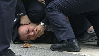 Letartóztatnak egy férfit a rendőrök Sanghajban
