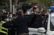 Arrestation d'un manifestant à Shanghai (Chine), le 27 novembre 2022.