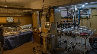 Im Keller eines Krankenhauses in Kiew bereitet man sich auf einen Umzug vor.