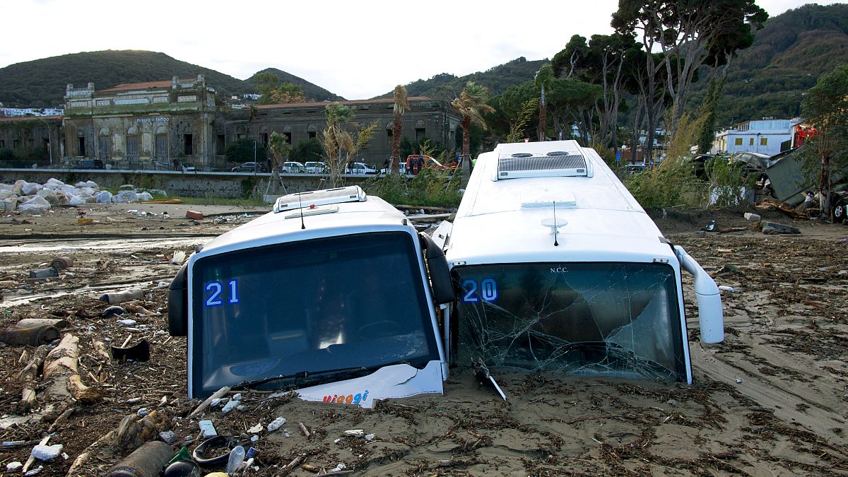 Οχήματα θαμμένα στη λάσπη μετά τις κατολισθήσεις στο νησί ίσκια της Ιταλίας