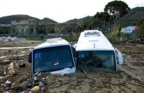 Autocarros engolidos pelo deslizamento de terras na ilha de Ischia, em Itália
