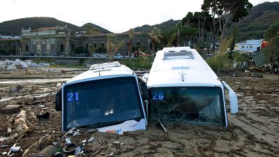 Dos autobuses enterrados tras el corrimiento de tierras de Ischia, Italia.