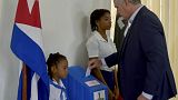 El presidente Miguel Díaz-Canel vota en las municipales cubanas