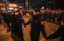 Çin polisi protestocuların yürüyüşünü engelliyor