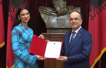 Dua Lipa muestra el decreto de ciudadanía albanesa junto al presidente del país Bajram Begaj