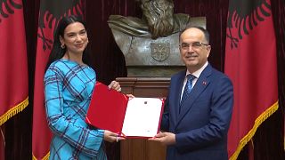 Dua Lipa muestra el decreto de ciudadanía albanesa junto al presidente del país Bajram Begaj 