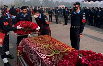 مراسم تشییع جنازه یک افسر پلیس که در حمله شبانه طالبان پاکستانی در ۱۸ ژانویه ۲۰۲۲ مورد هدف قرار گرفته بود. 