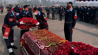 مراسم تشییع جنازه یک افسر پلیس که در حمله شبانه طالبان پاکستانی در ۱۸ ژانویه ۲۰۲۲ مورد هدف قرار گرفته بود.