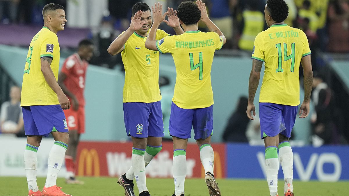 لاعبون برازيليون يحتفلون بعد نهاية المباراة 