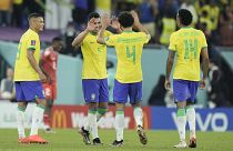 لاعبون برازيليون يحتفلون بعد نهاية المباراة 