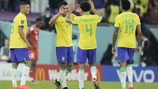 لاعبون برازيليون يحتفلون بعد نهاية المباراة