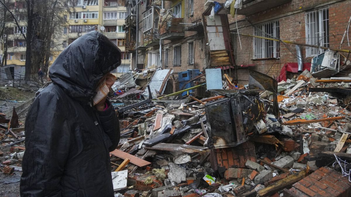 Γυναίκα μπροστά στα συντρίμμια κατοικίας που χτυπήθηκε από ρωσικό πύραυλο στα περίχωρα του Κιέβου